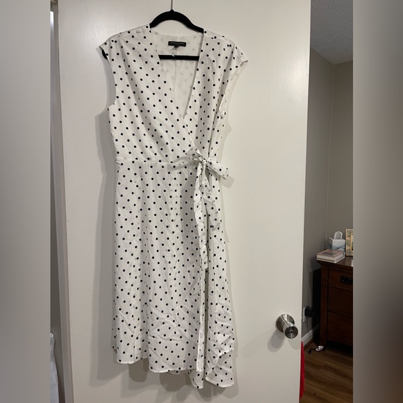 deep v cut back dress Nomad Low Maxi Zipper back or Lace Type: Active Dresses Size:6-8 The dress code was